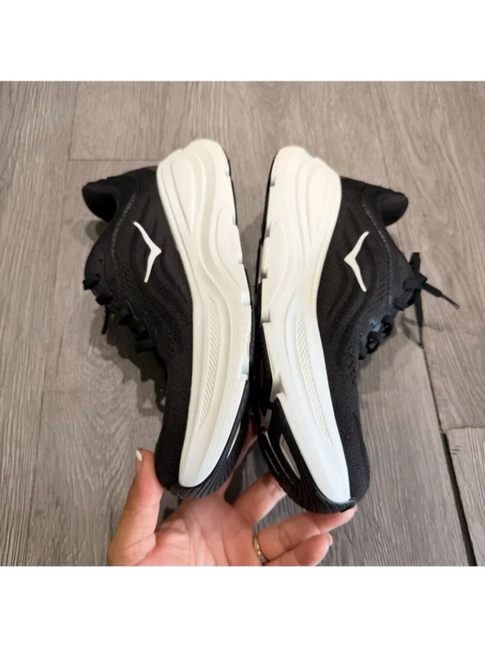 Hoka One One Bondi 9 Women's 7 B Running Shoes Black White High Cushioned